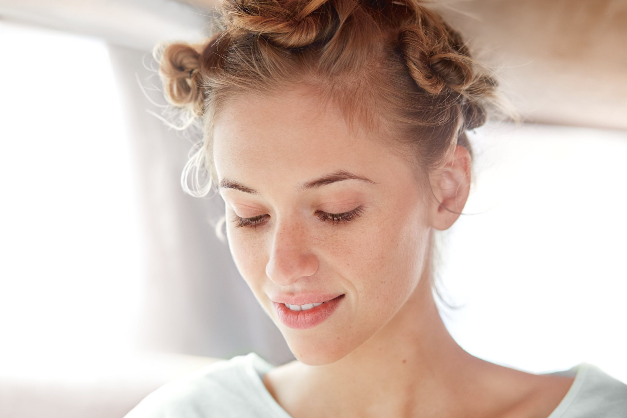 Serene vrouw met gezonde huid