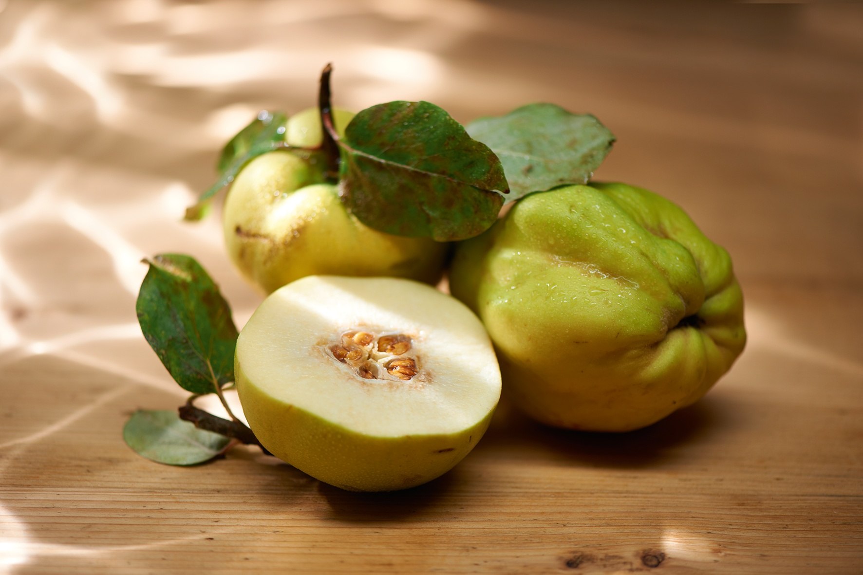 Kweeperen in warm zonlicht — natuurlijke voeding